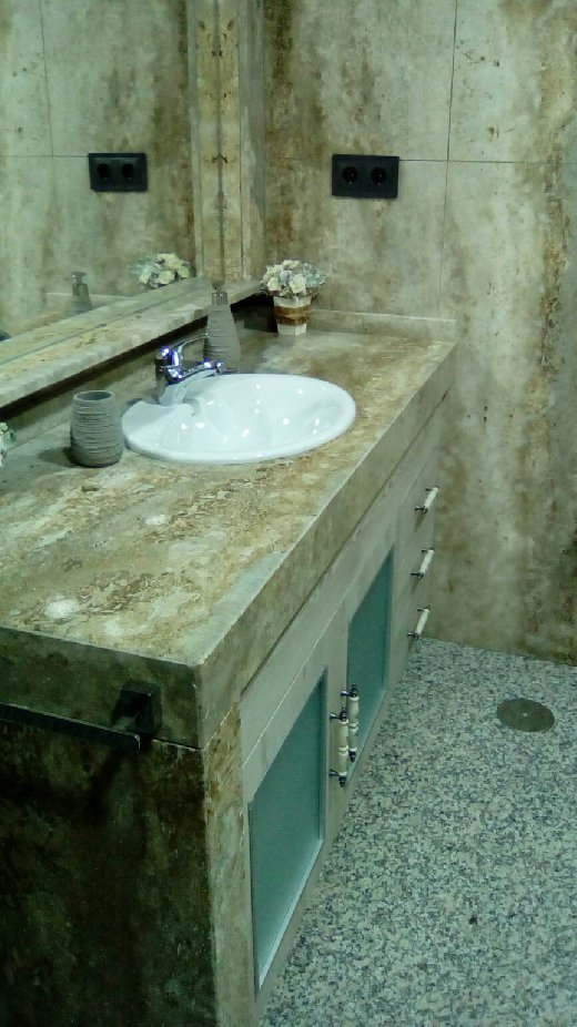 Baño en marmol travertino
